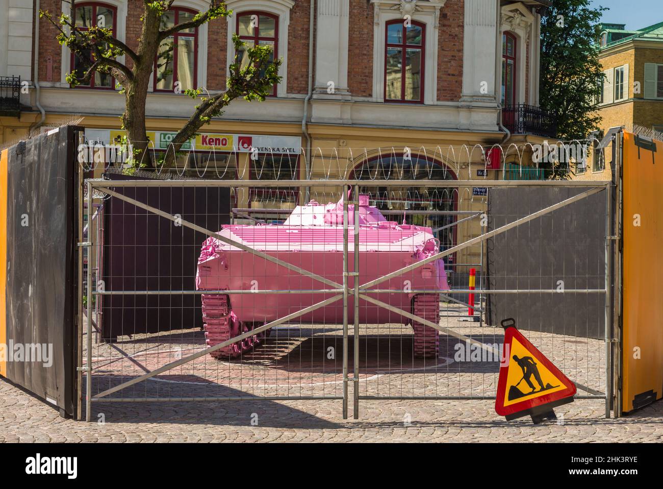 Schweden, Narke, Orebro, Pink Tank, ehemaliger BMP-1-Panzer aus dem sowjetischen Block, vom tschechischen Künstler David Cerny pink lackiert als Symbol für den Orebro Open Ar Stockfoto