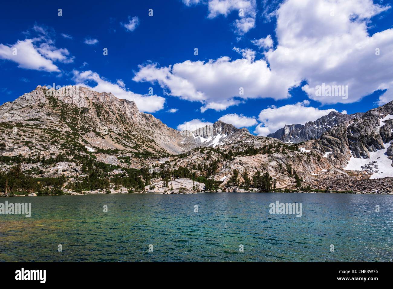 Treasure Lake unter der Sierra Crest, John Muir Wilderness, Sierra Nevada Mountains, Kalifornien, USA. Stockfoto