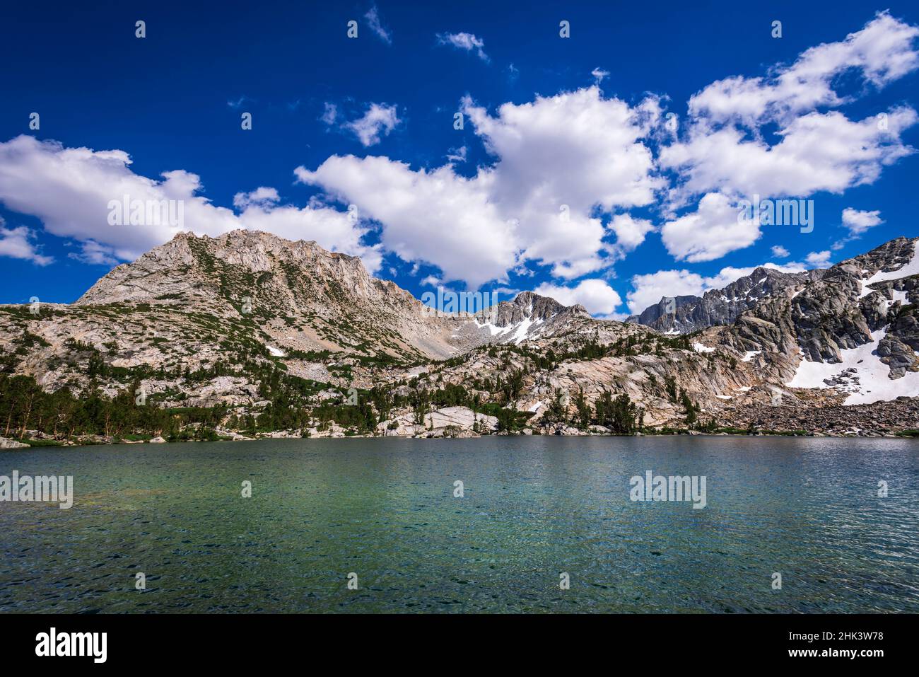 Treasure Lake unter der Sierra Crest, John Muir Wilderness, Sierra Nevada Mountains, Kalifornien, USA. Stockfoto