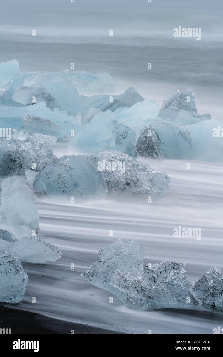Lange Exposition von Eisbergen über Jokulsarlon Strand, vertikale Zusammensetzung Stockfoto