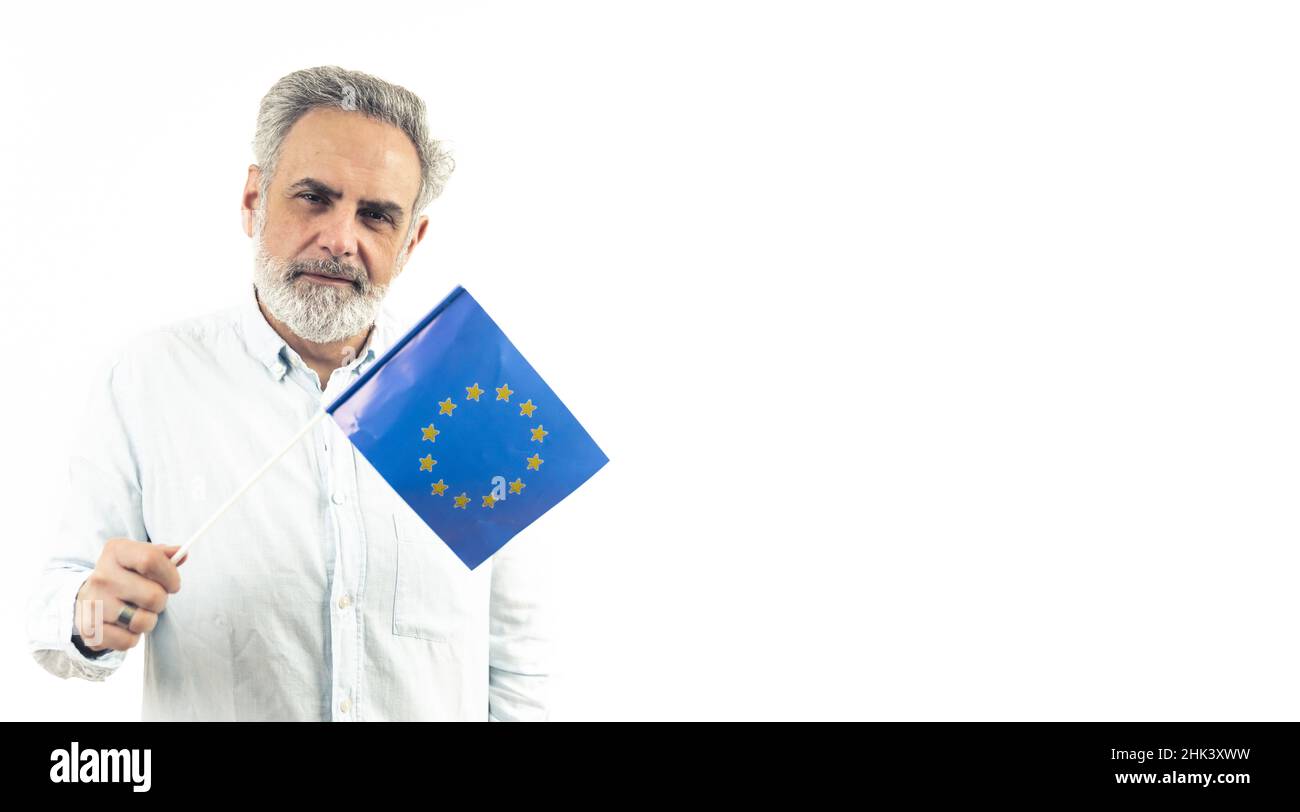 Enterprenuer mittleren Alters mit EU-Flagge - isolierter weißer Hintergrund. Hochwertige Fotos Stockfoto
