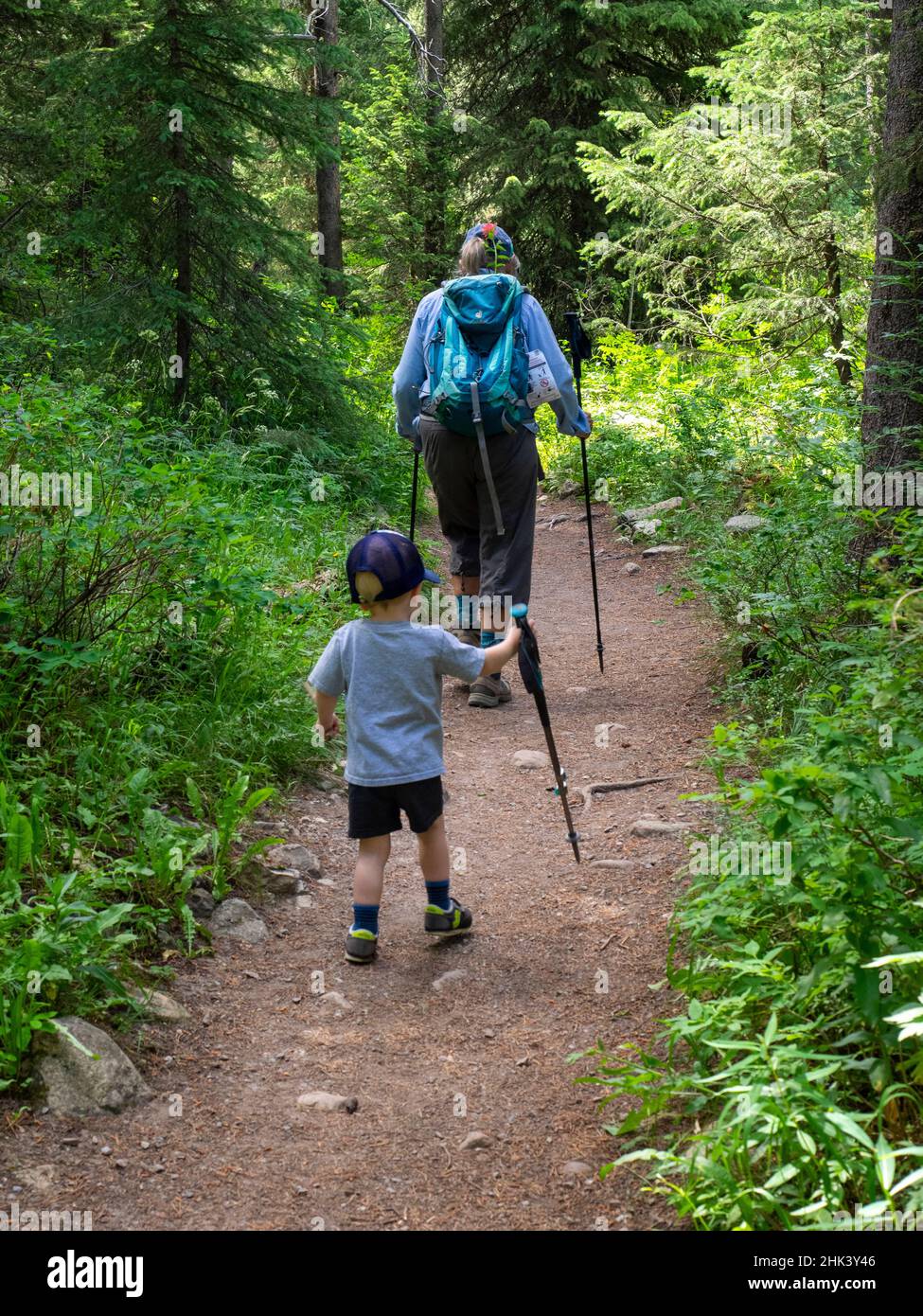 USA, Wyoming. Großmutter und Enkelkind auf dem Wanderweg im Teton Canyon, Caribou-Targhee National Forest Stockfoto