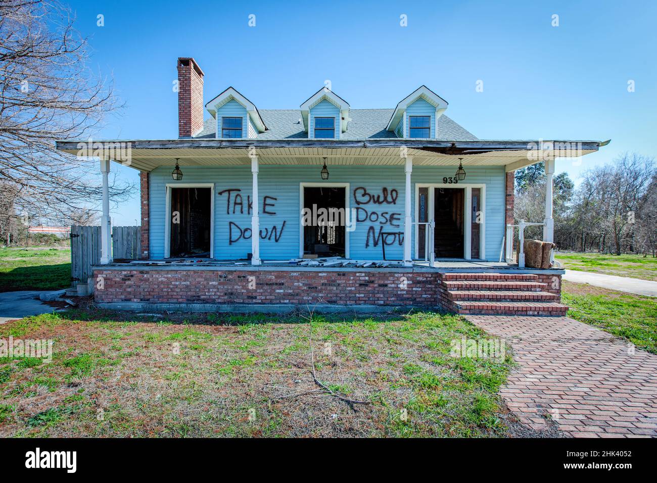 Ein Hochwasser beschädigte Haus im Gebiet des Lower Ninth ward von New Orleans, das zum Abriss markiert war. Während und nach dem Hurra Kathrina im Jahr 2005 gaben die Deiche um die Stadt aufgrund einer beispiellosen Sturmflut im Lake Pontchartrain nach, und riesige Teile von New Orleans wurden zerstört. Mehr als 1800 Menschen starben. Stockfoto