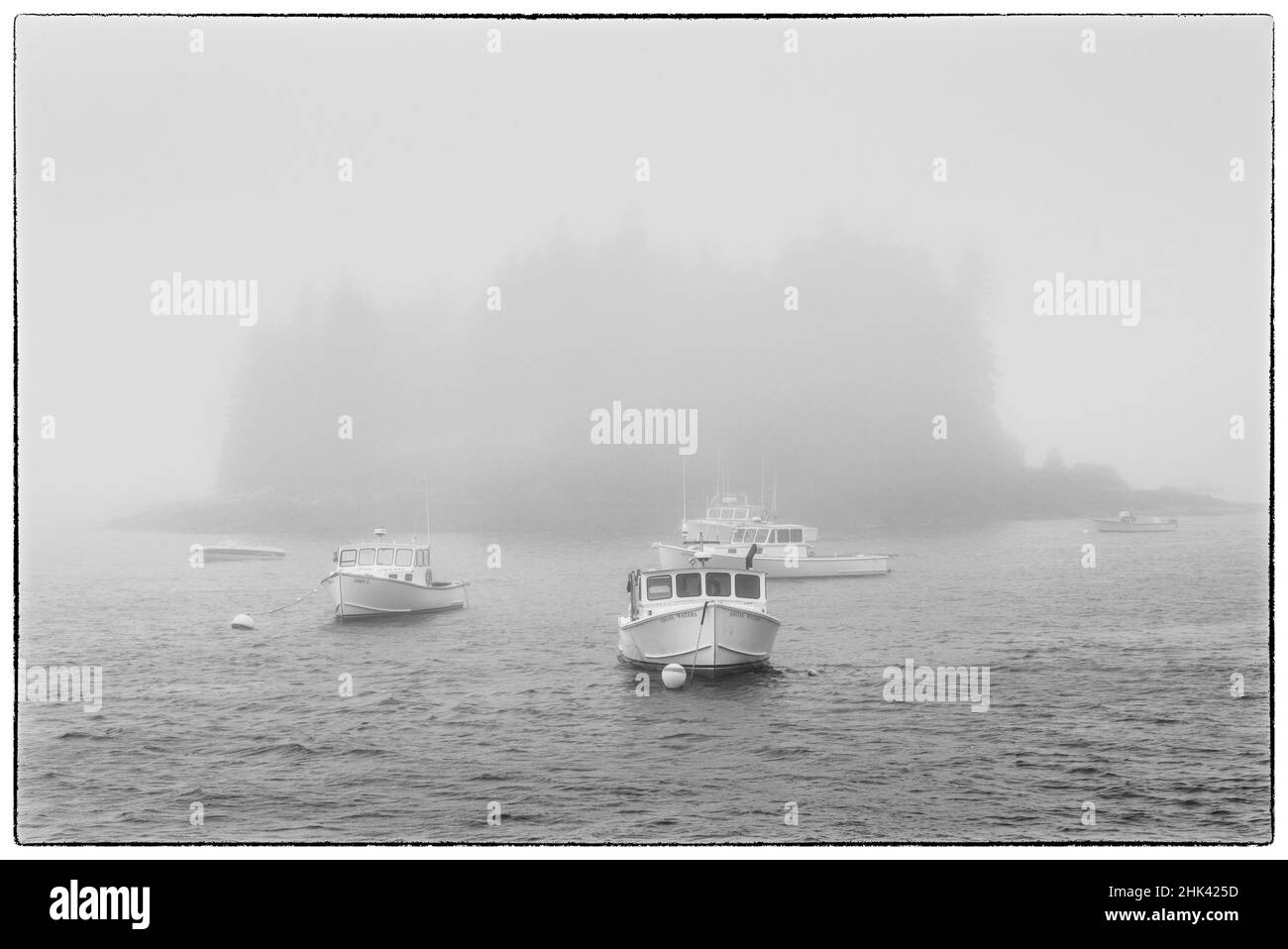 USA, Maine, Port Clyde. Hafen von Port Clyde, Boote im Nebel. Stockfoto