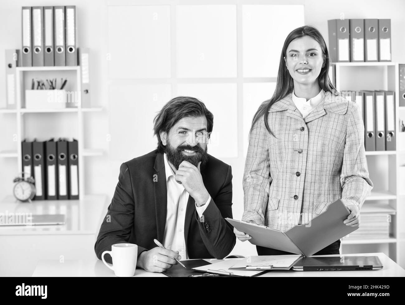 Chef Manager Director. Bürosekretär. Erfolgreiches Geschäft. Mann und Frau im Büro. Paar im Büro. Geschäftsbeziehung. Moderne Geschäftsideen Stockfoto