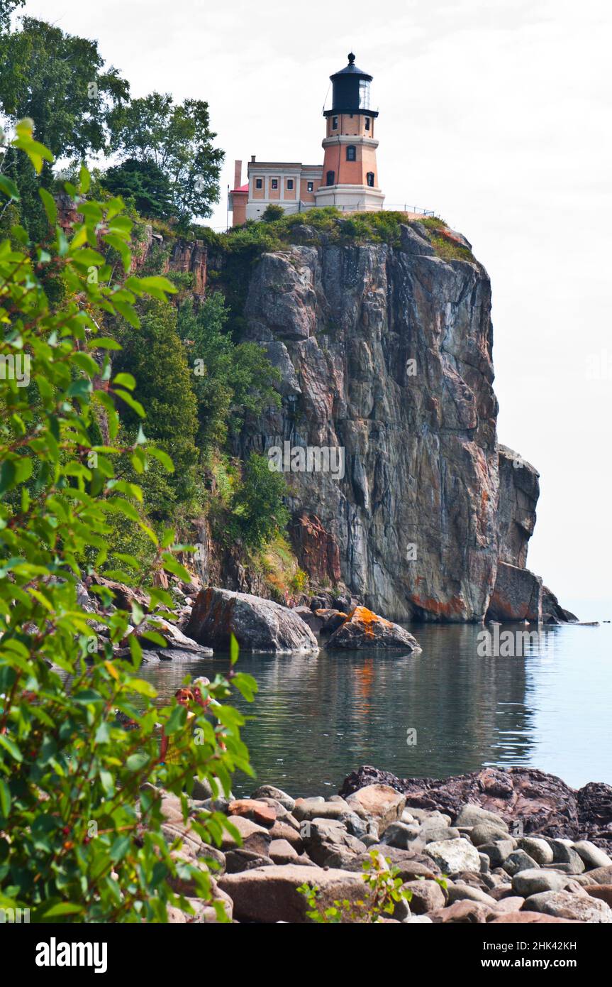 Nordamerika, USA, Minnesota, North Shore, Lake Superior, Split Rock Lighthouse Station, Blick auf den Leuchtturm von Dock und Bootshaus Landung Stockfoto