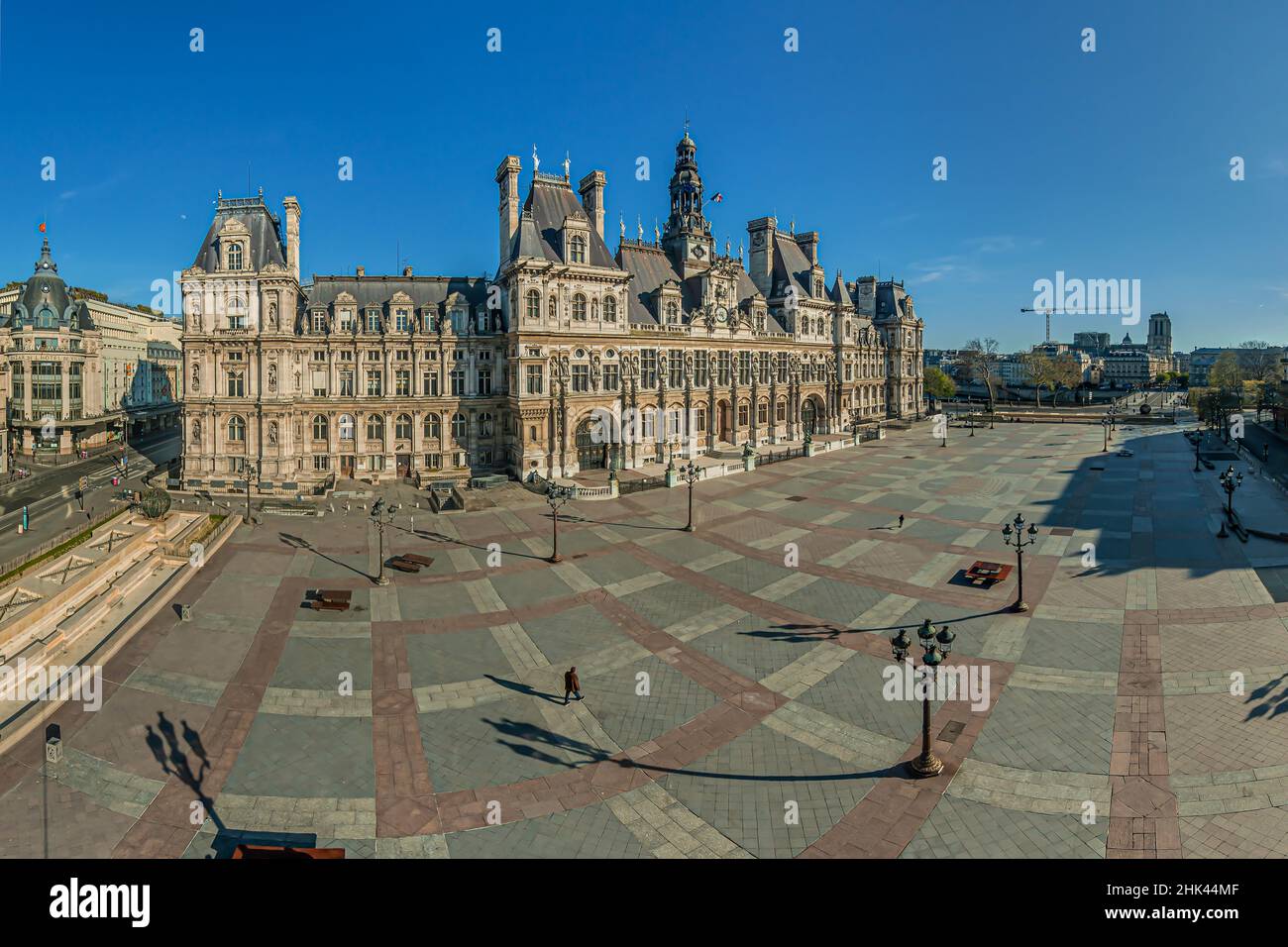 Frankreich. Paris (75): April 8th 2020. Dritte Woche der Gefangenschaft aufgrund der Epidemie des Coronavirus. Hier das Rathaus und der gleichnamige Ort. Am Th Stockfoto