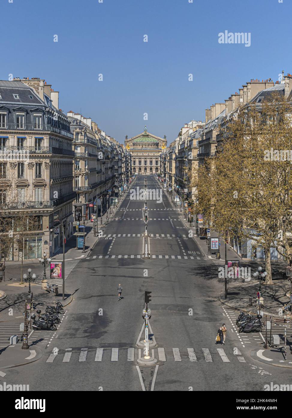 Frankreich - Ile de France - Paris (75): Dritte Woche der Gefangenschaft aufgrund der Epidemie des Coronavirus. Hier die Avenue de l'Opéra vom Place du aus gesehen Stockfoto