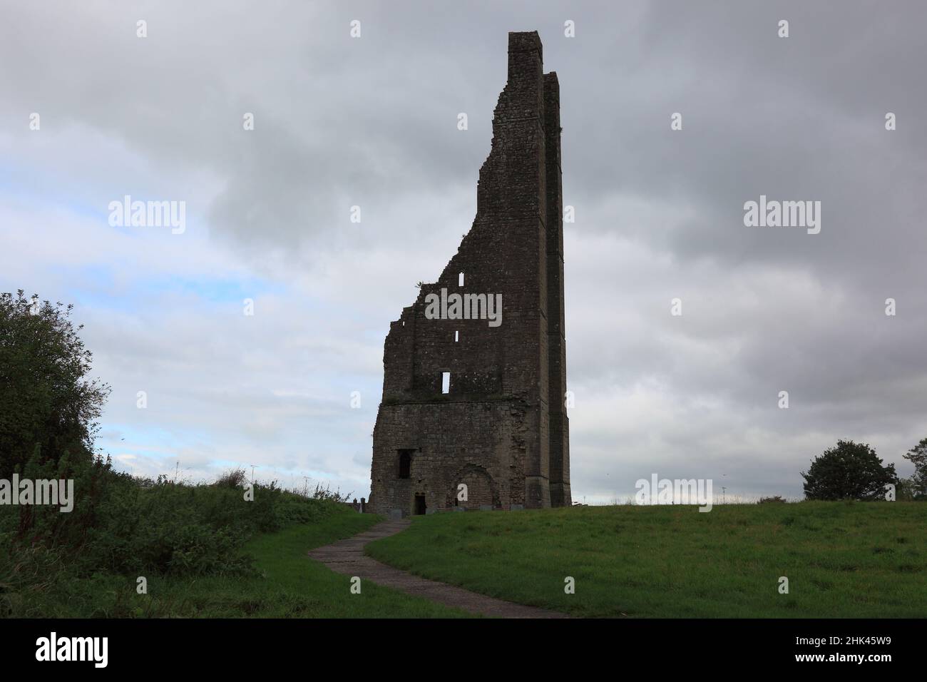 Verfallener Wachturm des Dunmoe Castle in Navan, an Uaimh, eine Stadt der Grafschaft Meath in Irland / die Überreste des Wachturms von Dunmoe Castl Stockfoto