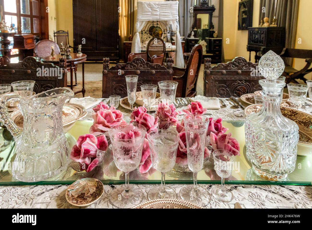 Rote Blumen stehen im Mittelpunkt eines aufgedeckten Esstisches im Museum für Dekorative Künste. Das 'Museo de Artes Decorativas' ist ein berühmter Ort und ein wichtiger Ort Stockfoto