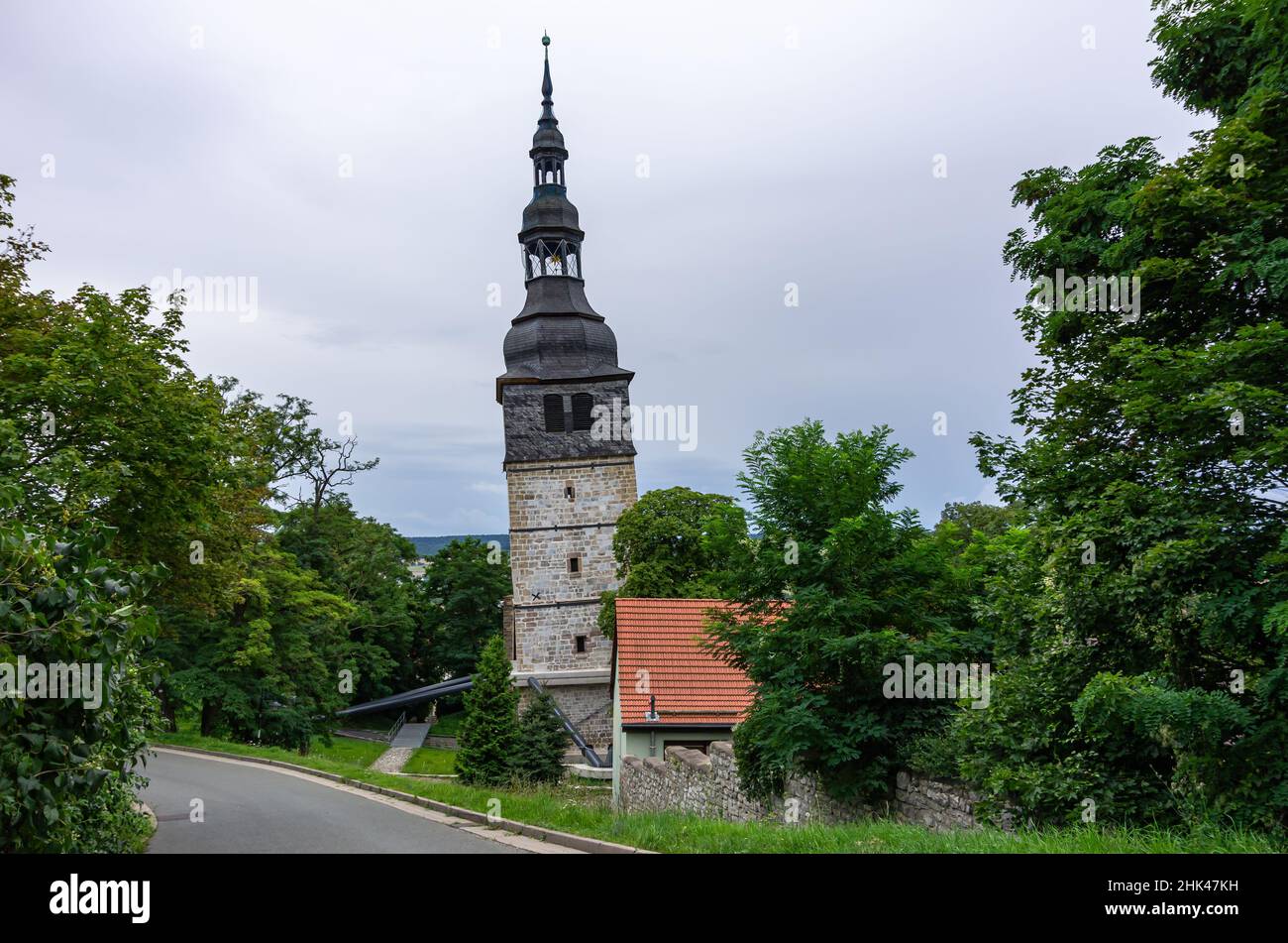 Bad Frankenhausen, Thüringen, Deutschland: Der 56 m hohe geneigte Kirchturm der Oberkirche, auch Schiefer Turm genannt. Stockfoto