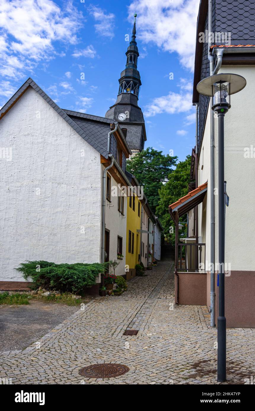 Bad Frankenhausen, Thüringen, Deutschland: Straßenansicht in der Oberstadt mit Blick auf den 56 m hohen Kirchturm der Oberkirche, bekannt als Schiefer Turm. Stockfoto