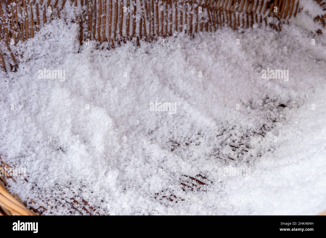 Frisches Salz oder Natriumchlorid, am Beispiel eines traditionell handgefertigten Salzes aus Salzlake. Stockfoto