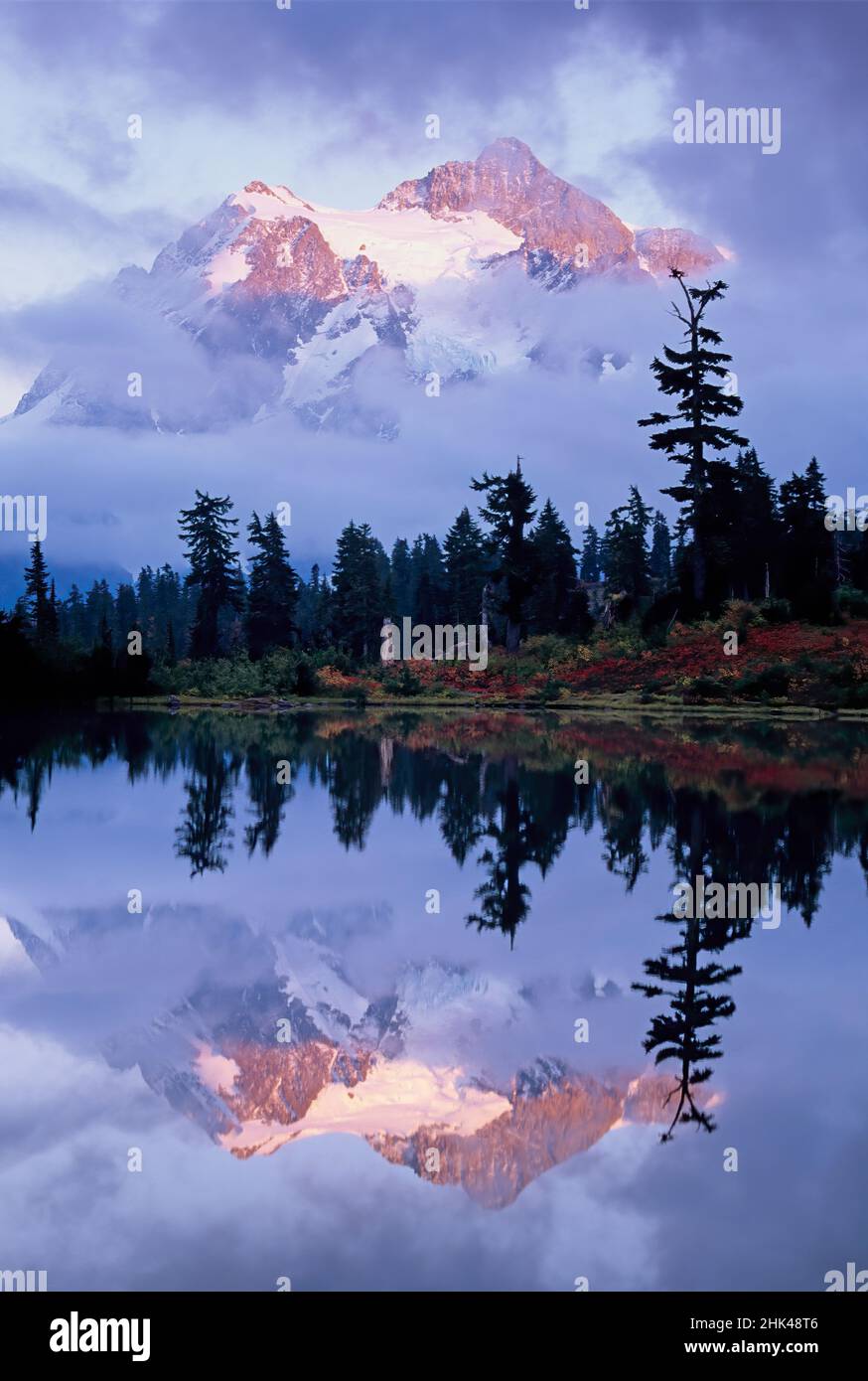 Washington State, Heather Meadows Recreation Area, Mt. Shuksan am Picture Lake, in Wolken gehüllt Stockfoto