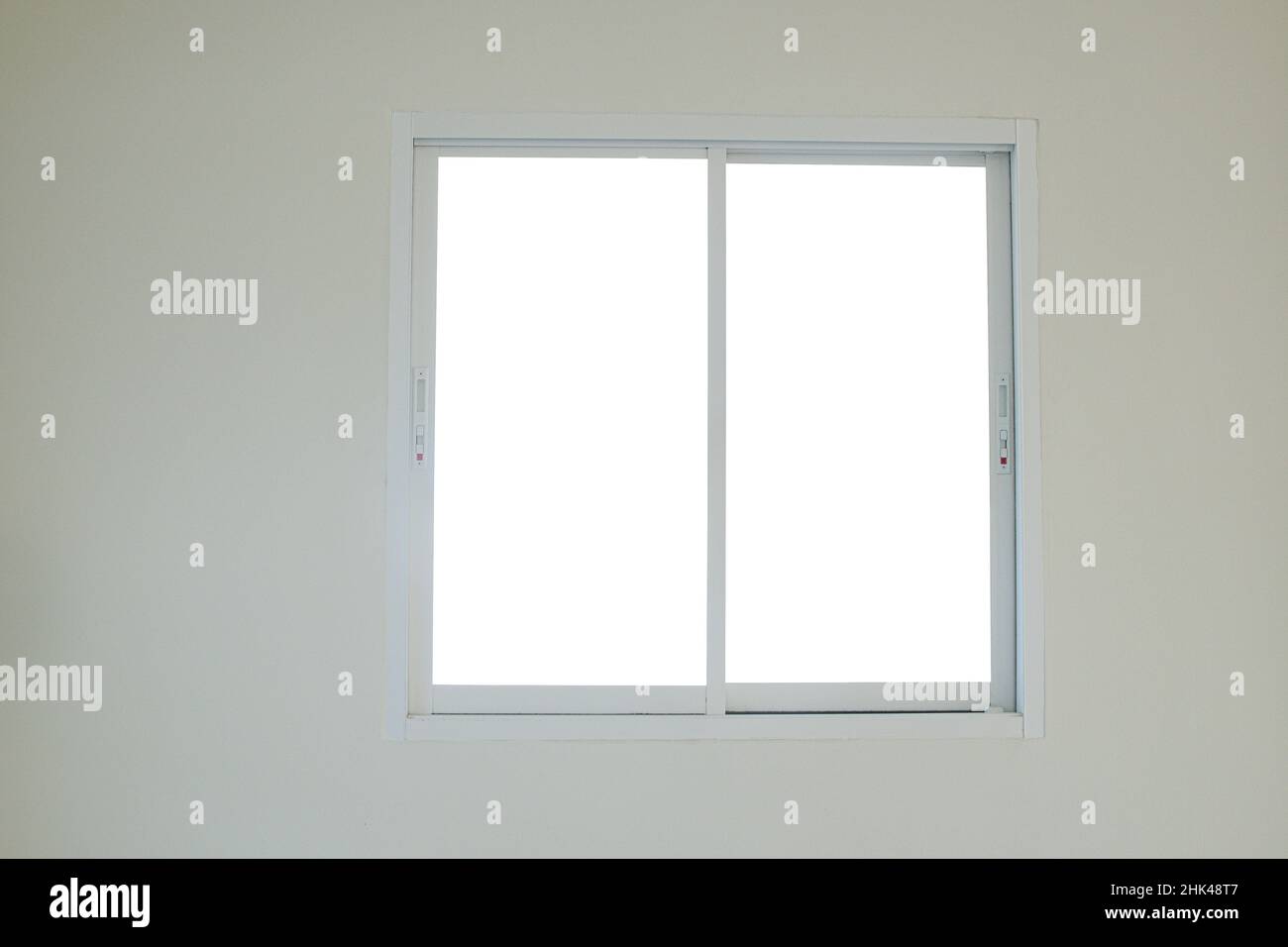 Moderne Glasschiebefenster, die an der weißen Wand, innen auf Haus und Gebäude installiert Stockfoto