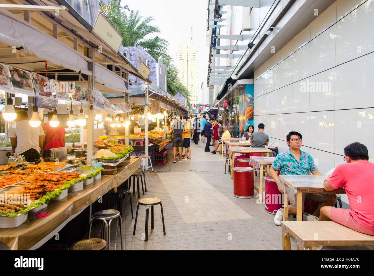 Bangkok-Thailand JUL 25 2018: Bürgersteig in der Platinum Fashion Mall mit Street Shop, Bangkok, Thailand Stockfoto