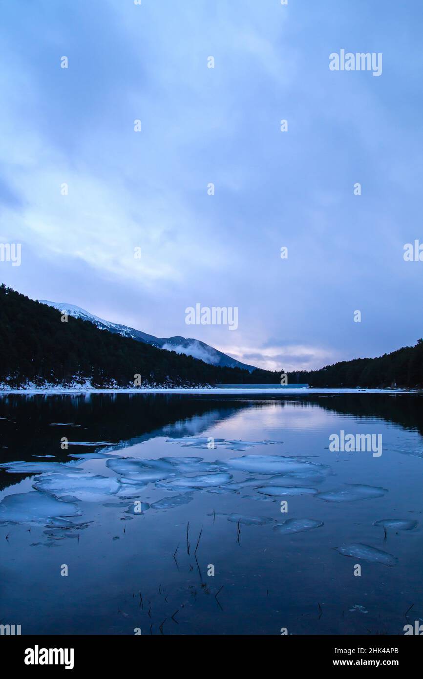 Eisblöcke schwimmen auf der Engolasters-Seeoberfläche Stockfoto