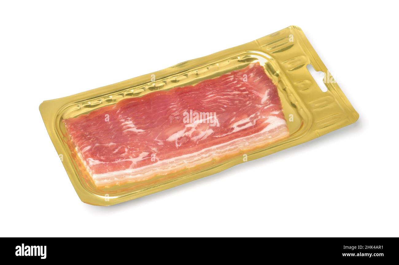 Frische Bacon-Streifen in versiegelter Verpackung, isoliert auf Weiß Stockfoto