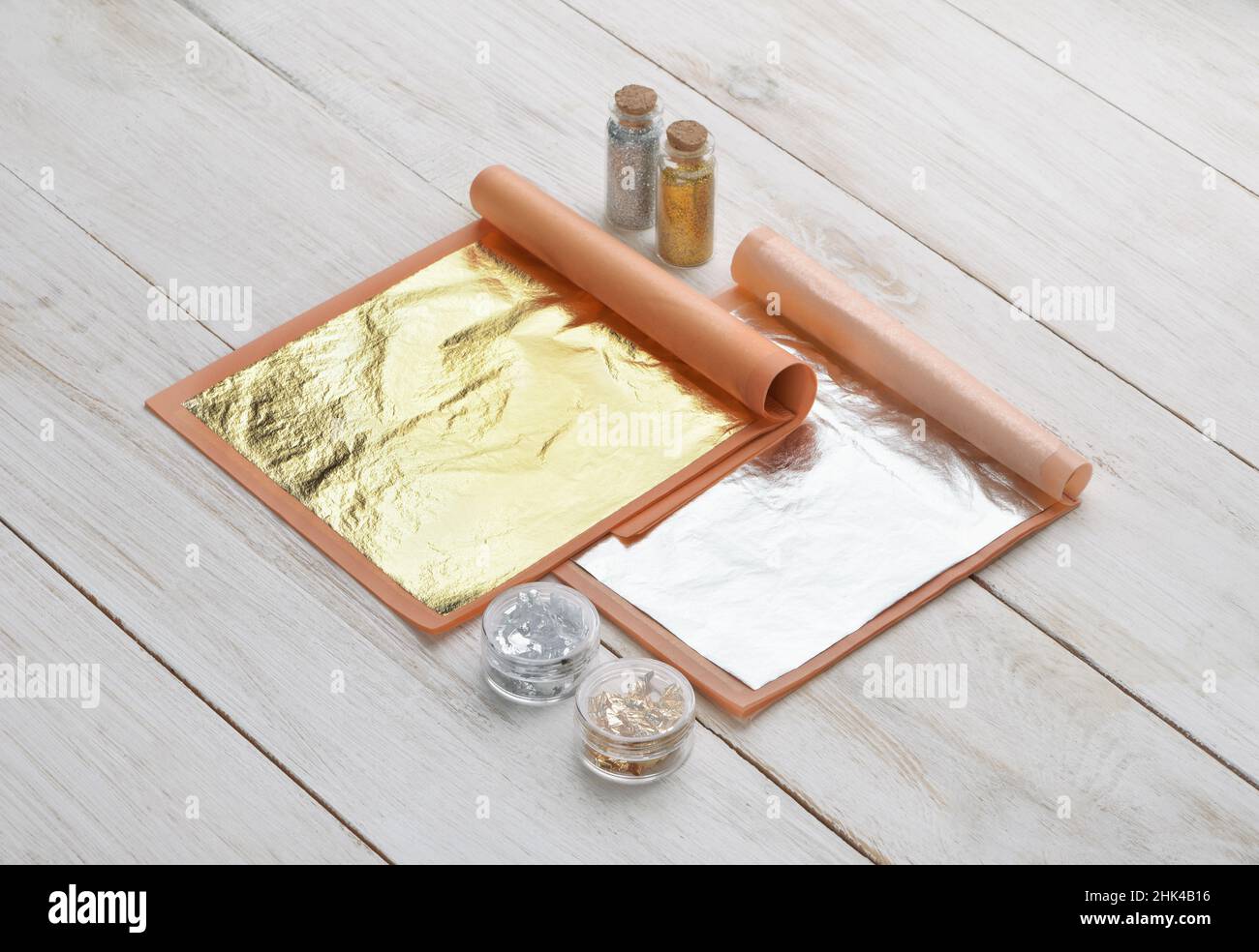 Natürliche essbare Lebensmittel Gold und Silber Platten, Flocken und Pulver auf weißem Holztisch Stockfoto