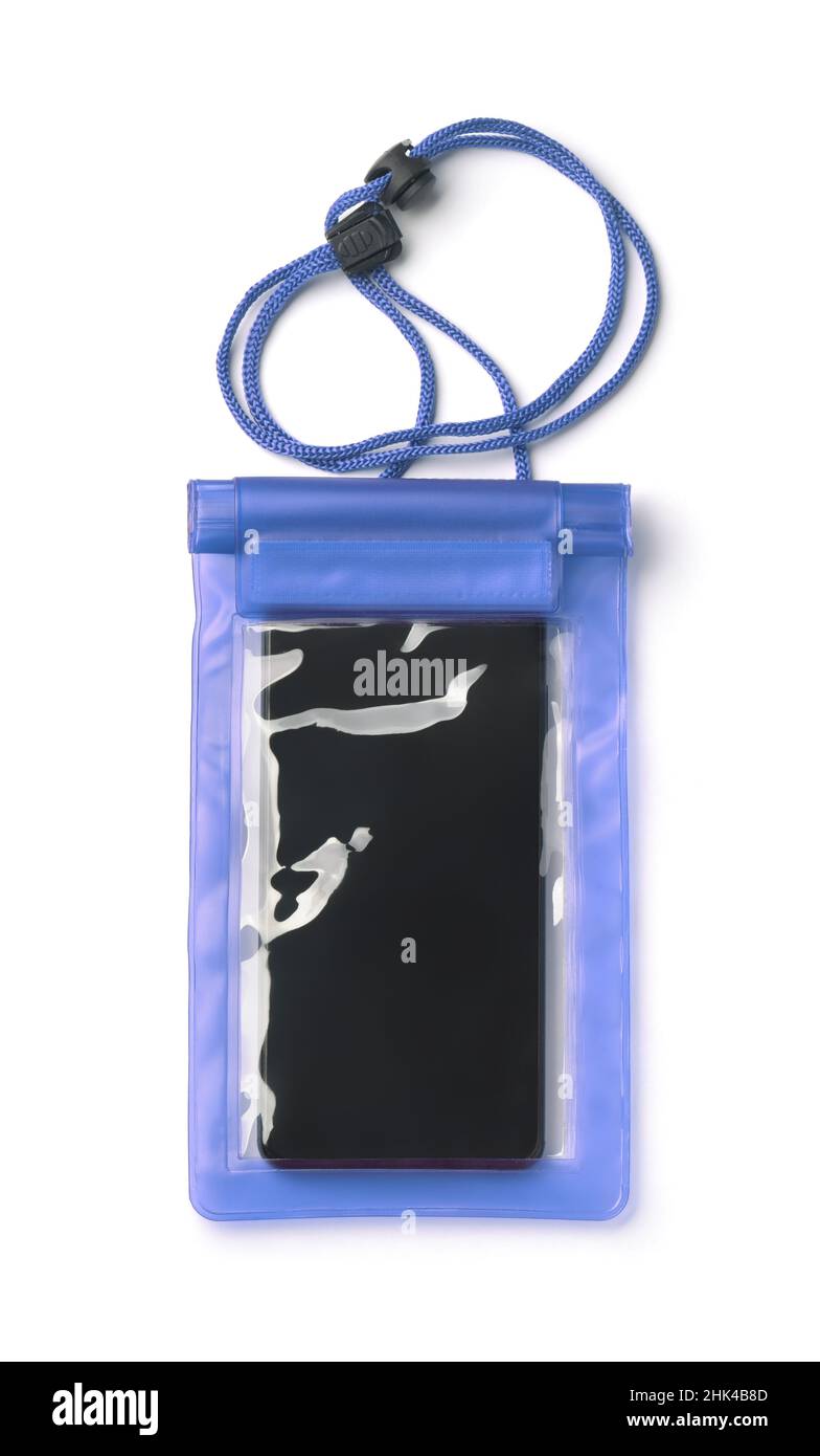 Frontansicht des Smartphones in blauer, wasserdichter, trockener Kunststofftasche, isoliert auf Weiß Stockfoto