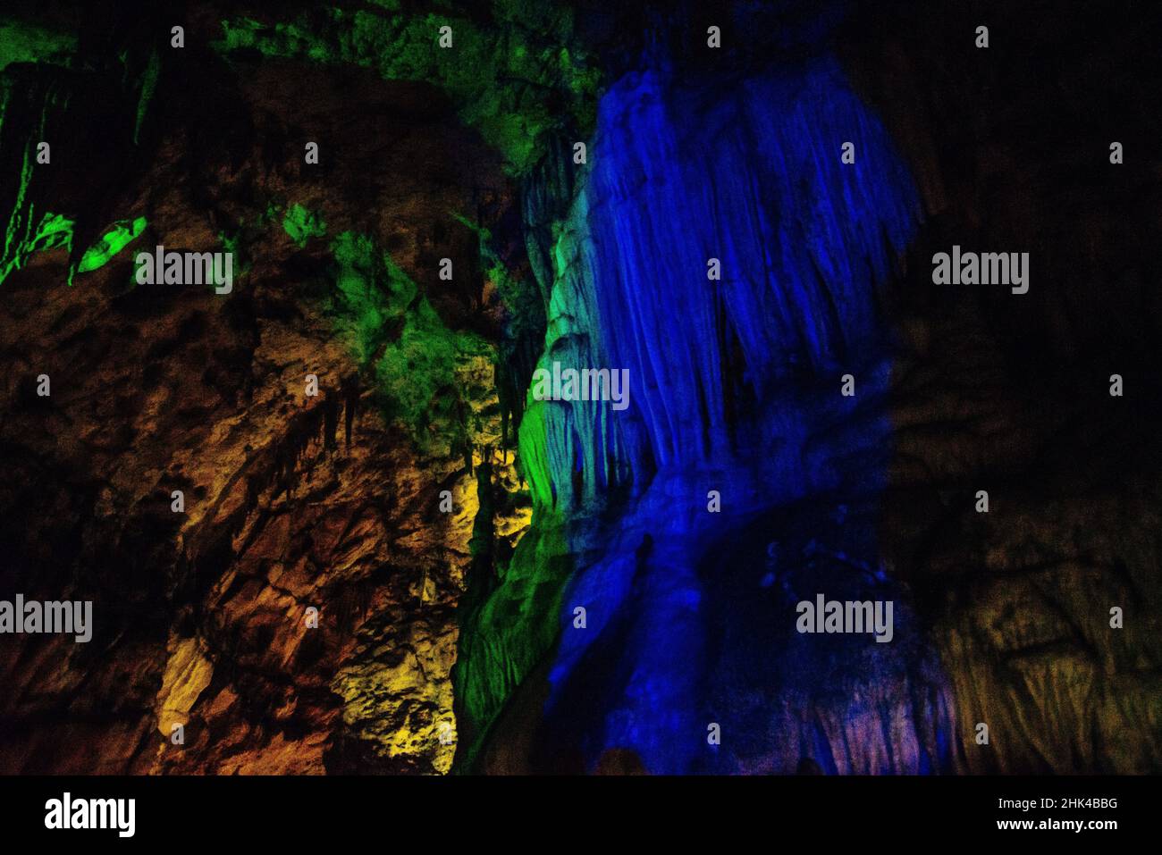 Farbige Lichter in der Höhle Stockfoto