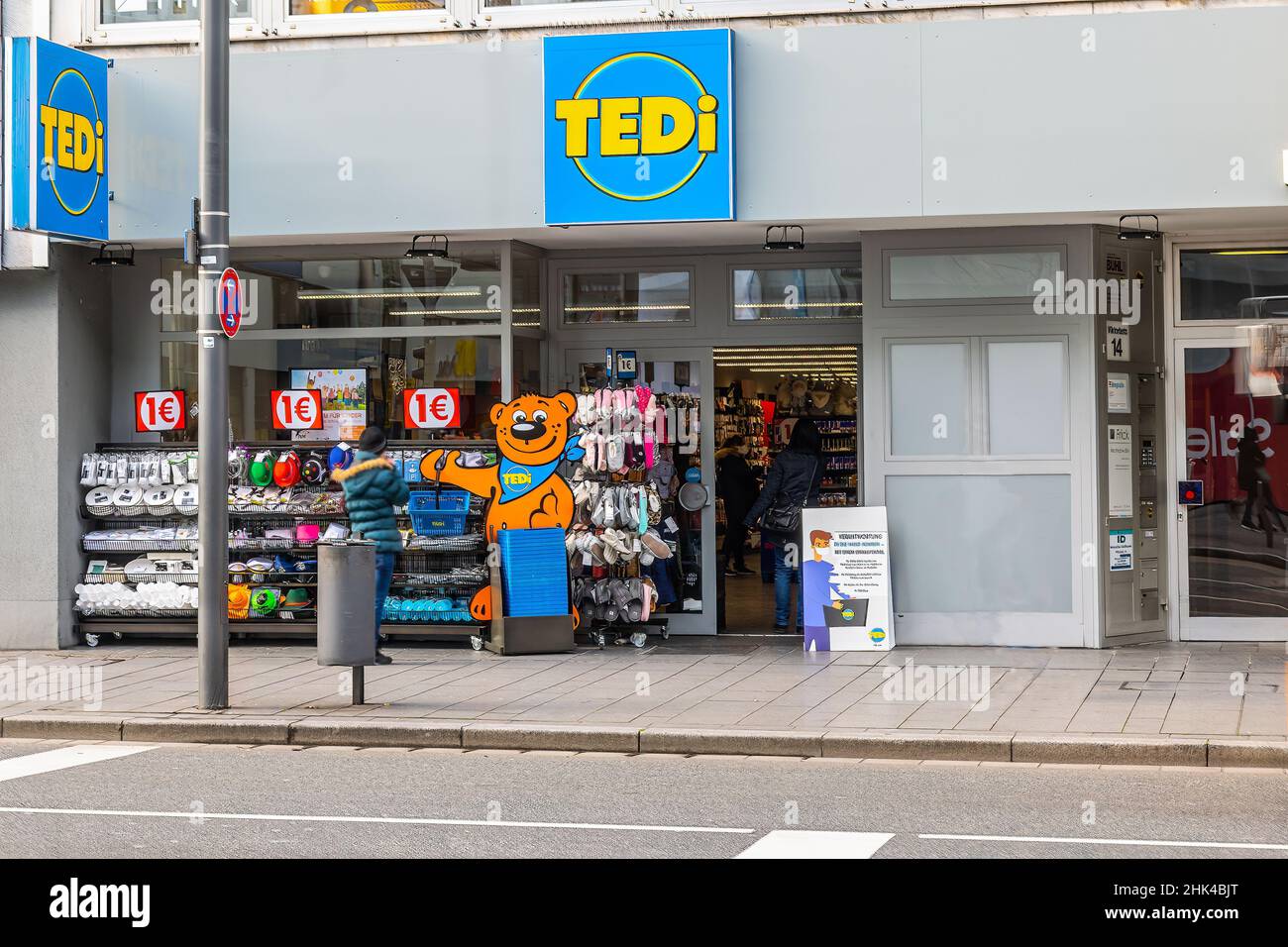 Vor dem örtlichen Tedi-Laden. Tedi ist eine deutsche Kaufhauskette für billige Produkte Stockfoto