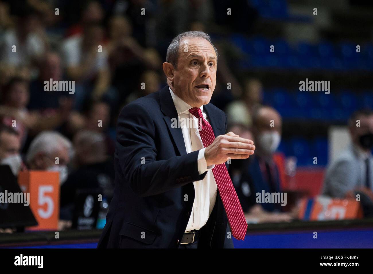 Belgrad, Serbien, 1st. Februar 2022. Cheftrainer Ettore Messina von AX Armani Exchange Milan Gesten während des EuroLeague-Spiels der Turkish Airlines zwischen Crvena Zvezda mts Belgrade und AX Armani Exchange Milan in Belgrad, Serbien. 1. Februar 2022. Kredit: Nikola Krstic/Alamy Stockfoto