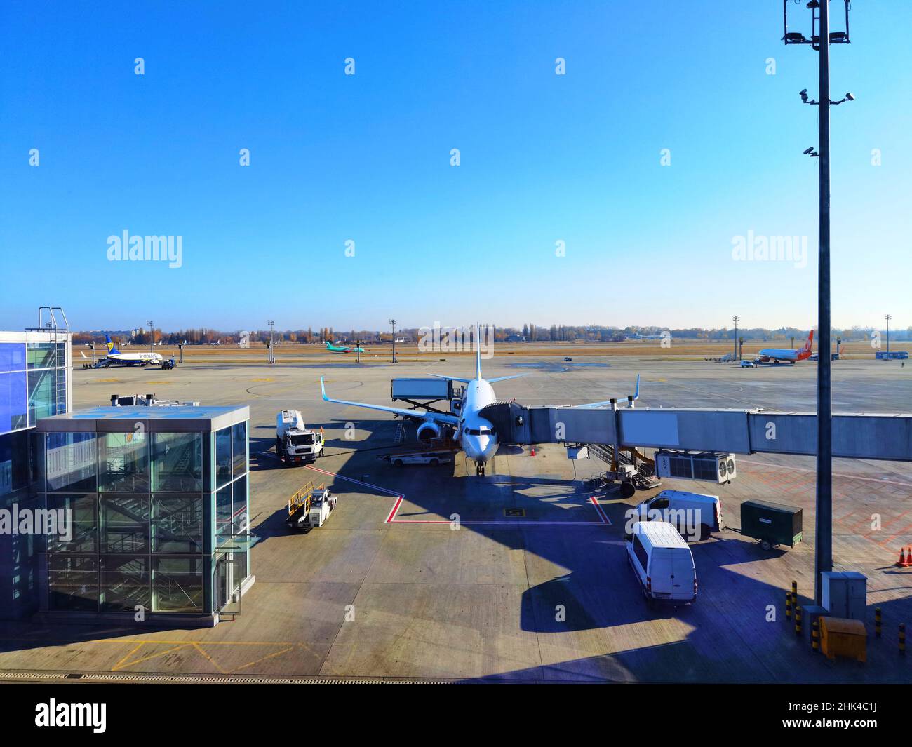 Boryspil, Ukraine - 31. Januar 2022: Panoramablick auf den Flughafen. Übersicht über das Vorfeld des Flughafens. Flugzeuge an den Flughafenschranken. Kiew Boryspil International Stockfoto