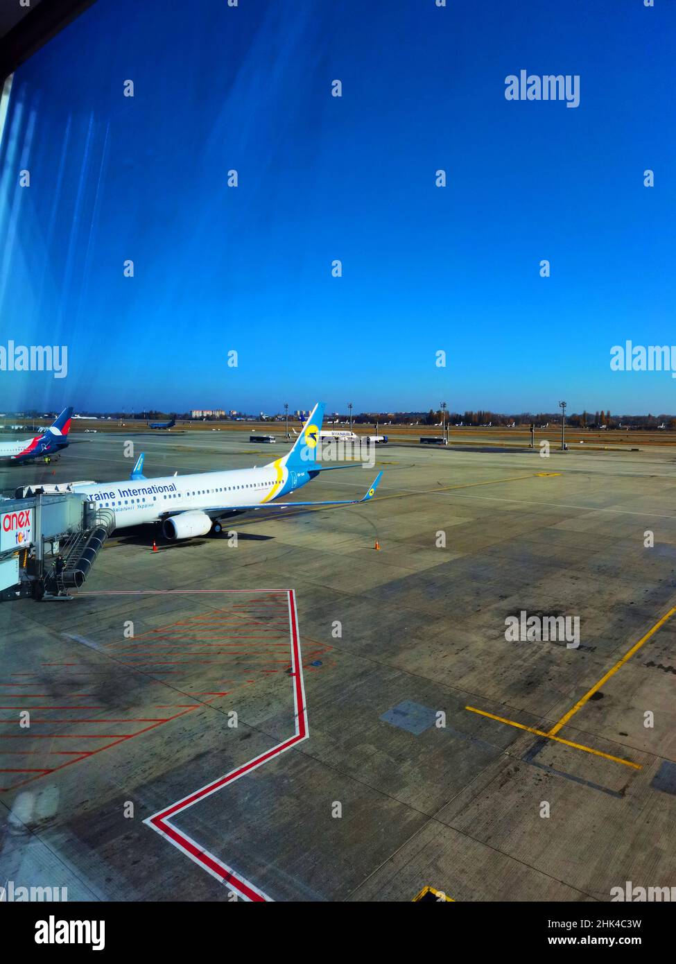 Boryspil, Ukraine - 31. Januar 2022: Panoramablick auf den Flughafen. Übersicht über das Vorfeld des Flughafens. Flugzeuge an den Flughafenschranken. Kiew Boryspil International Stockfoto