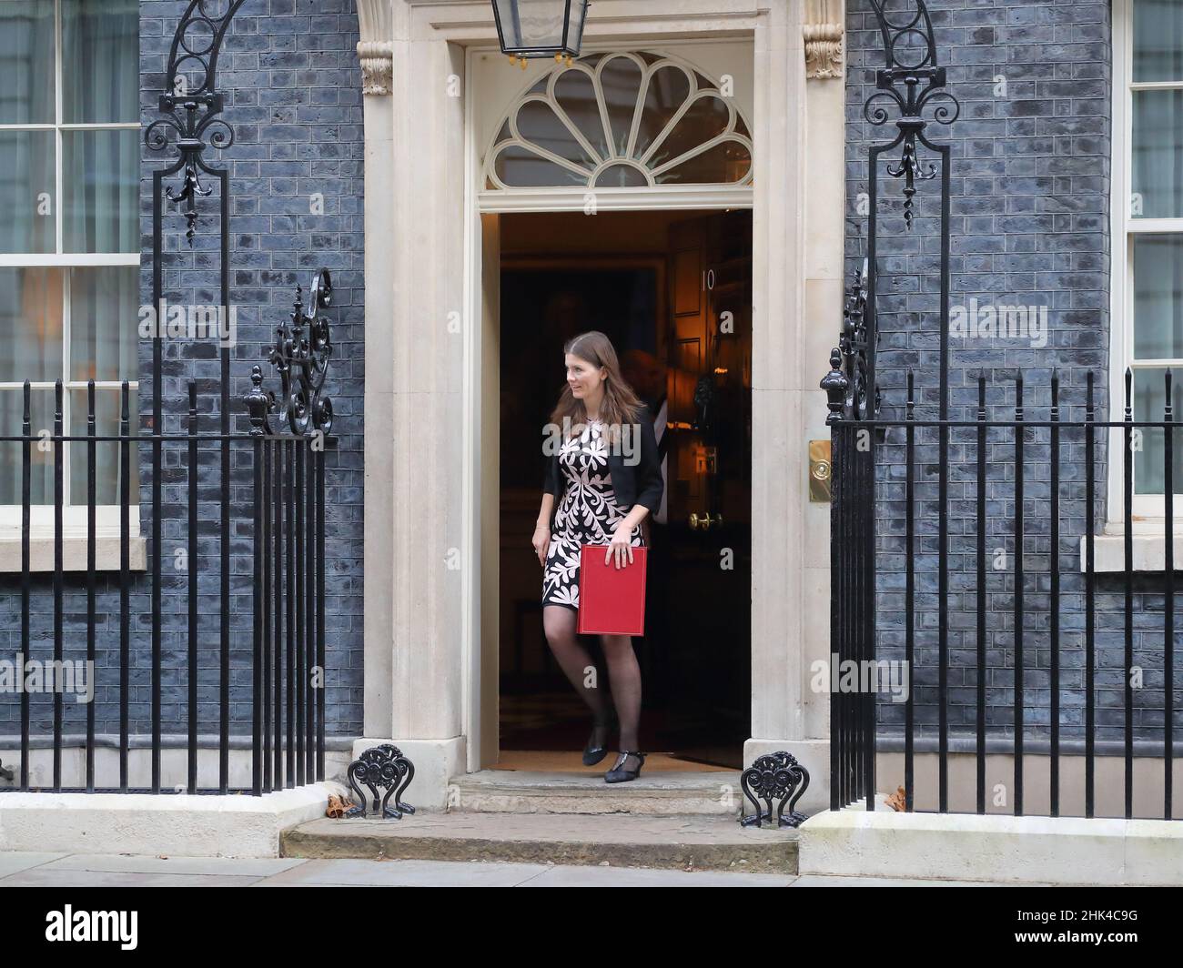 London, Großbritannien, 1st. Februar 2022. Staatsministerin für höhere Bildung und Weiterbildung Michelle Donelan verlässt die Downing Street Nr. 10. Stockfoto