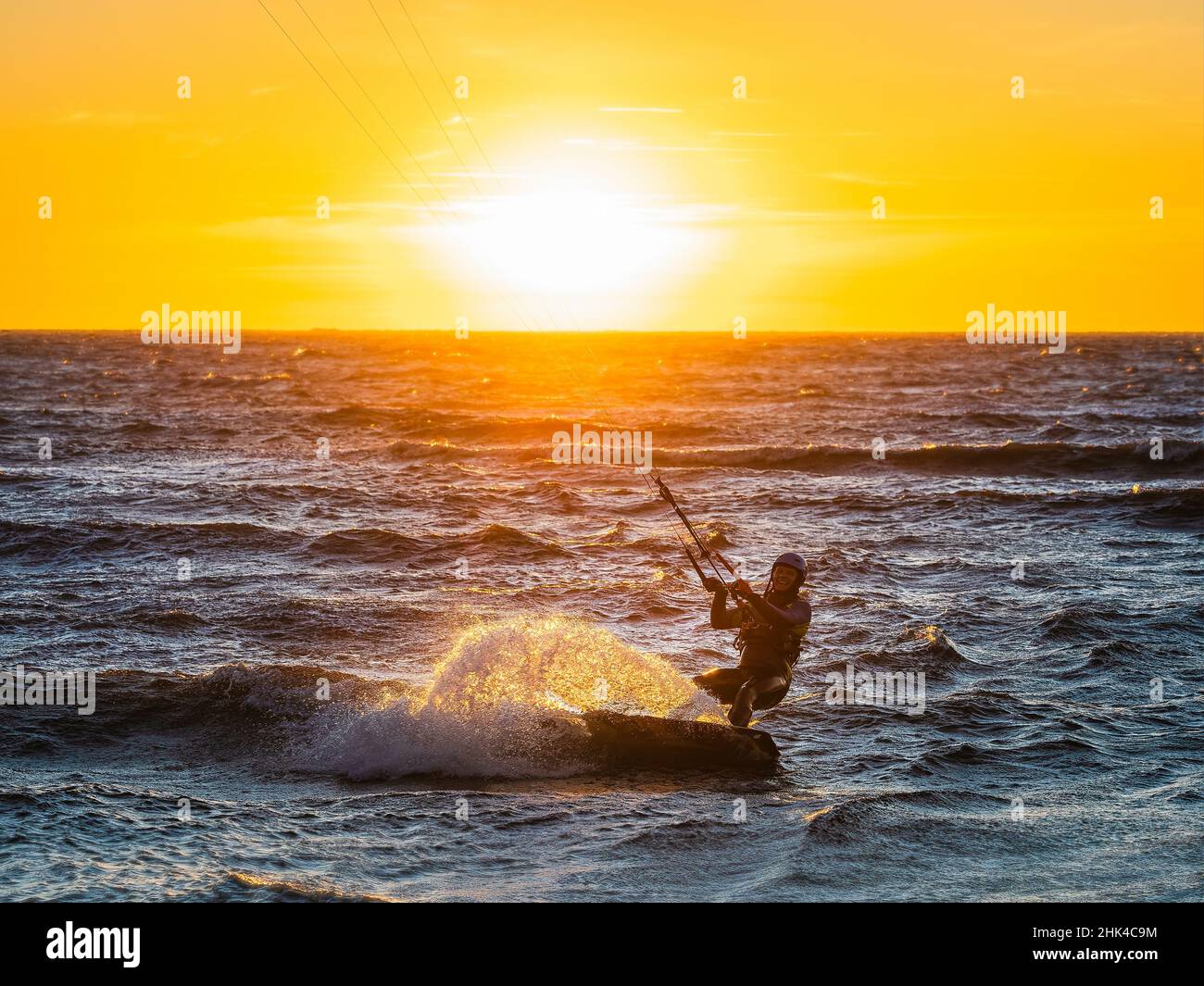 Kitesurfer bei Sonnenuntergang, Schweden Stockfoto