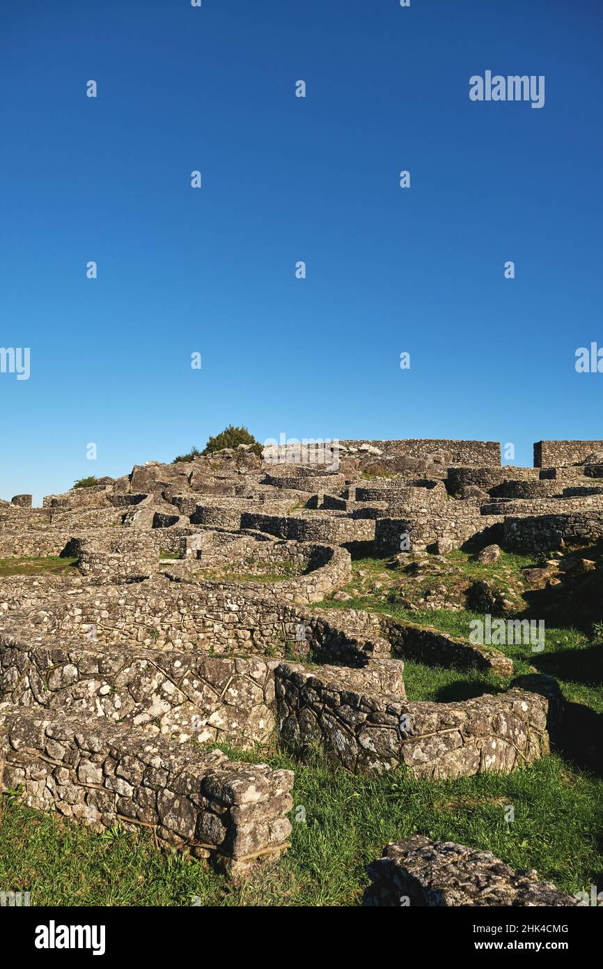 Ruinen von alten Steinhäusern in Castro de Santa Trega archäologische Stätte, Galizien, Spanien Stockfoto