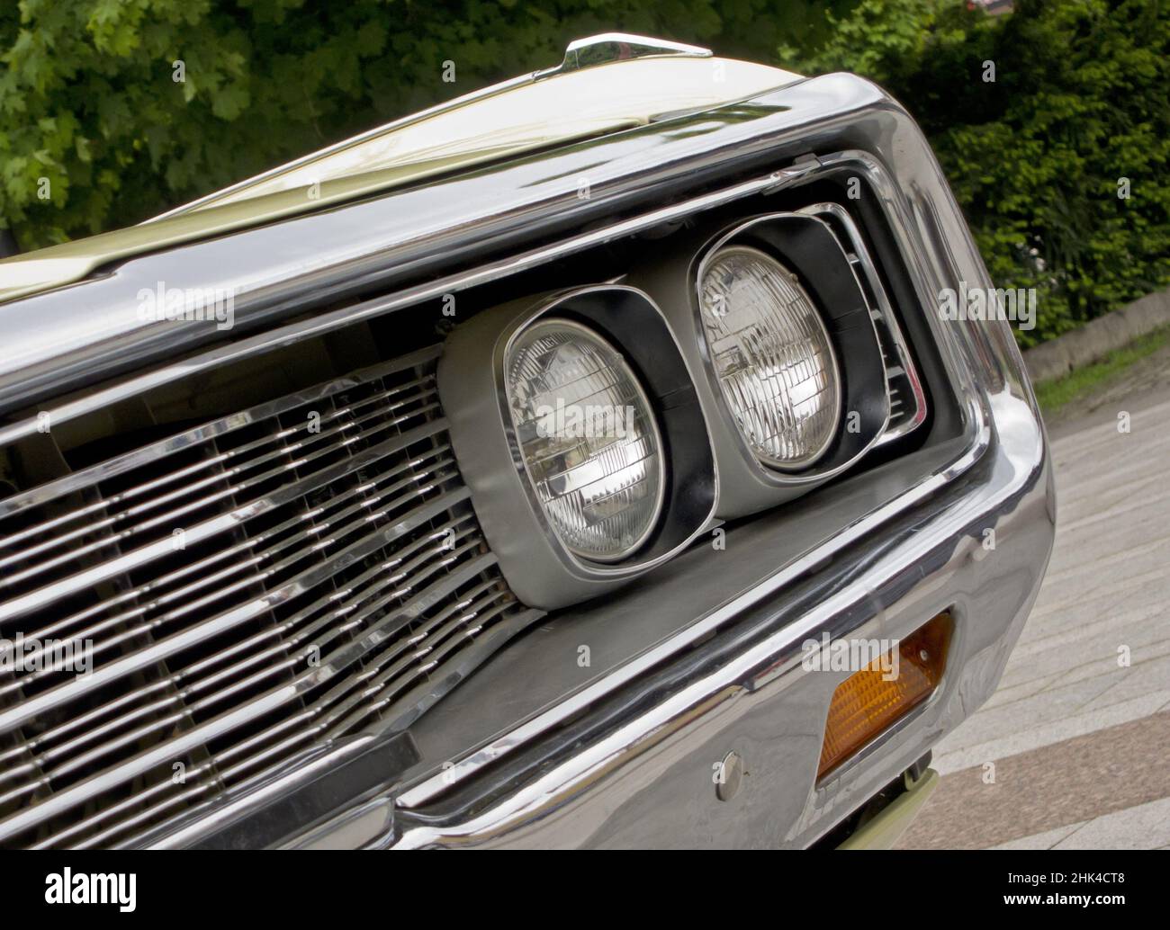 CESKY TESIN, TSCHECHIEN - 15. MAI 2010: Scheinwerfer des Muscle Car Chrysler NewYorker 1970 auf der Oldtimerausstellung Stockfoto