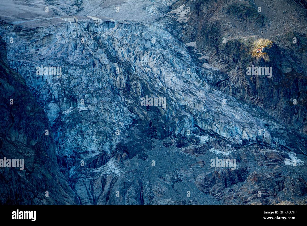 Experten warnten im Jahr 2019, dass ein Abschnitt des Planpincieux-Gletschers auf dem ikonischen Mont Blanc in Gefahr sei, einzustürzen. Der abgebildete Abschnitt zeigt, wie der Albedo-Effekt durch Schadstoffe auf der Oberfläche des Gletschers beeinträchtigt wird. Normalerweise wird ein Gletscher während der meisten Wintermonate von weißem Schnee bedeckt sein, aber der Klimawandel verkürzt die Zeit, die der frische Schnee im Jahr über den Gletscher ziehen kann, drastisch. Die dunklere Oberfläche akkellert das Schmelzen des Gletschers. Stockfoto