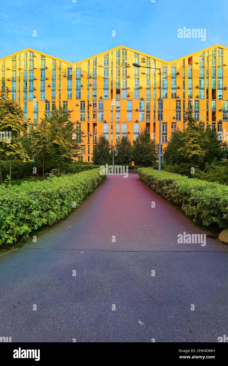 Straße mit bunten Häusern und schönem Außendesign in Kiew, Ukraine. Antenne. Komforts-Stadt Stockfoto