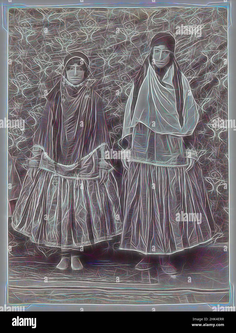 Inspiriert von zwei Frauen in Tribal-Kostüm, möglicherweise Antoin Sevruguin, Albumen Silberfoto, Ende 19th Jahrhundert, Qajar, Qajar-Periode, 7 3/8 x 5 1/2 Zoll, 18,7 x 14,0 cm, 19th Jahrhundert, Kostüm, historische Mode, Iran, Schmuck, Naher Osten, Persien, Foto, Porträt, sevruguin, Tribal, Women, Reinmagined by Artotop. Klassische Kunst neu erfunden mit einem modernen Twist. Design von warmen fröhlichen Leuchten der Helligkeit und Lichtstrahl Strahlkraft. Fotografie inspiriert von Surrealismus und Futurismus, umarmt dynamische Energie der modernen Technologie, Bewegung, Geschwindigkeit und Kultur zu revolutionieren Stockfoto