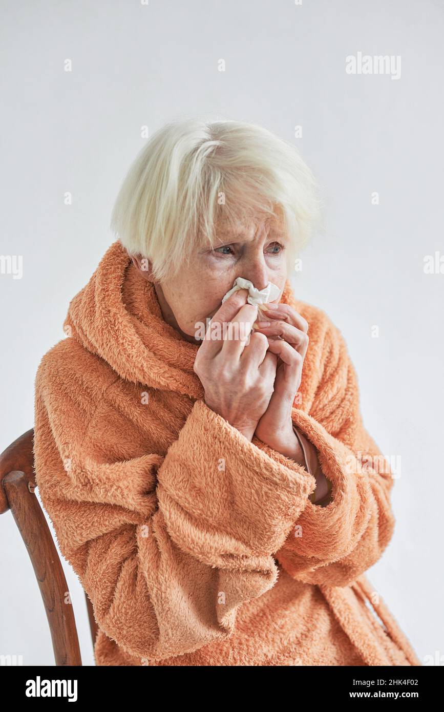 Ältere kranke Frau, die zu Hause eiskalt war. Gesundheitswesen, Krise, Oldness Konzept Stockfoto