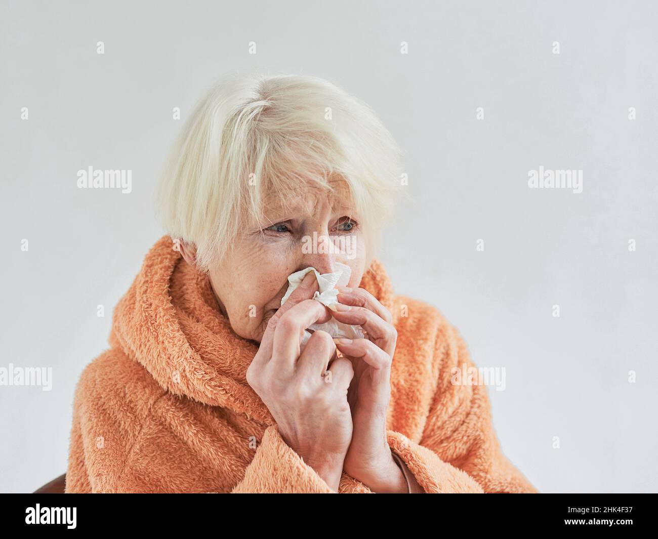 Ältere kranke Frau, die zu Hause eiskalt war. Gesundheitswesen, Krise, Oldness Konzept Stockfoto