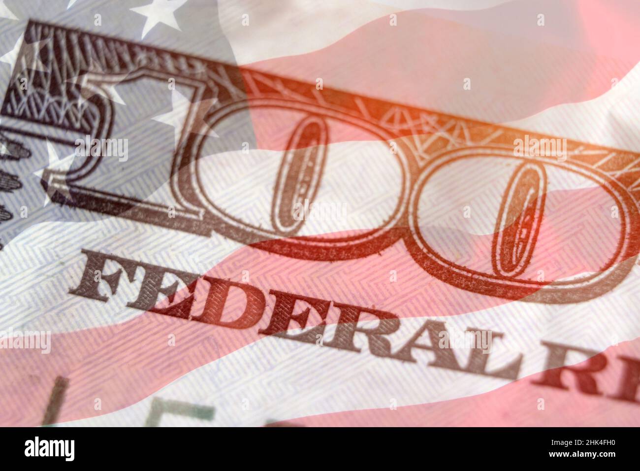 Fragment der Vorderseite der 100 einhundert-Dollar-Banknote auf amerikanischer Flagge Hintergrund Stockfoto