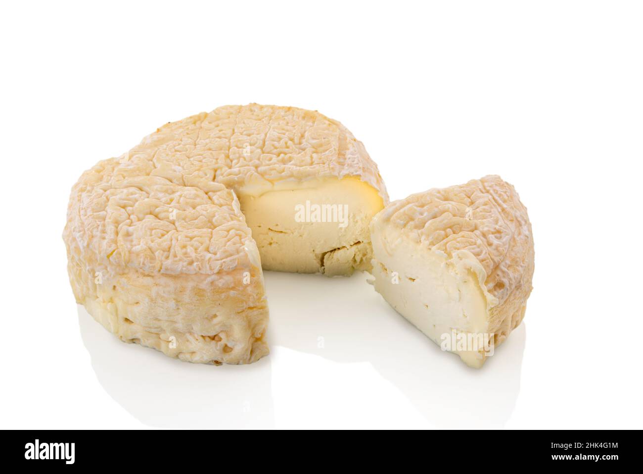 Robiola delle Langhe, ein typischer Tomakäse aus Schaf-, Ziege- und Kuhmilch aus dem Piemont, Italien. Isoliert auf Weiß Stockfoto