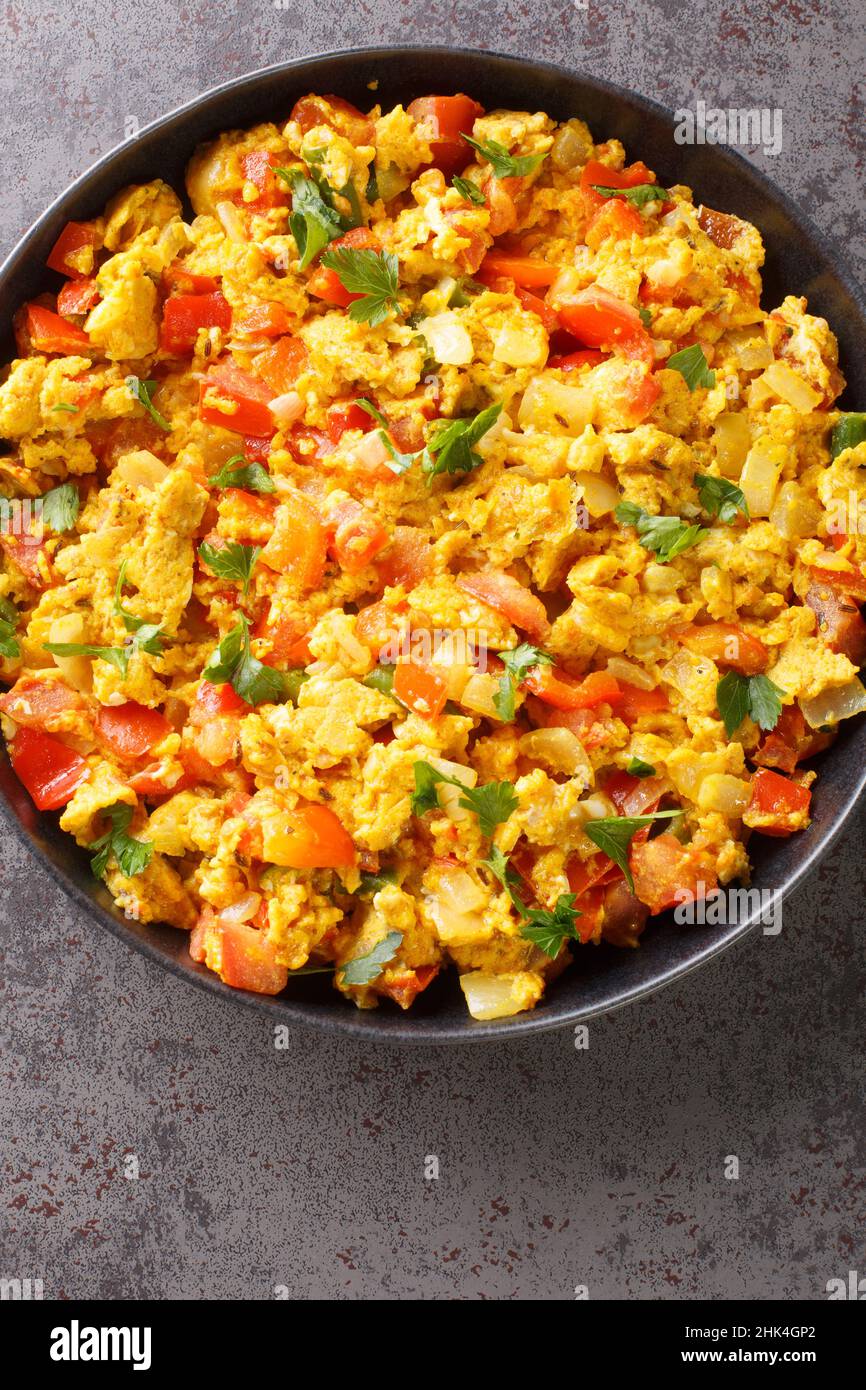 Egg bhurji ist ein Rühreiergericht, ein beliebtes indisches Street Food und ein Frühstück, Mittag- oder Abendessen Rezept aus der Nähe auf dem Teller auf dem Tisch. V Stockfoto