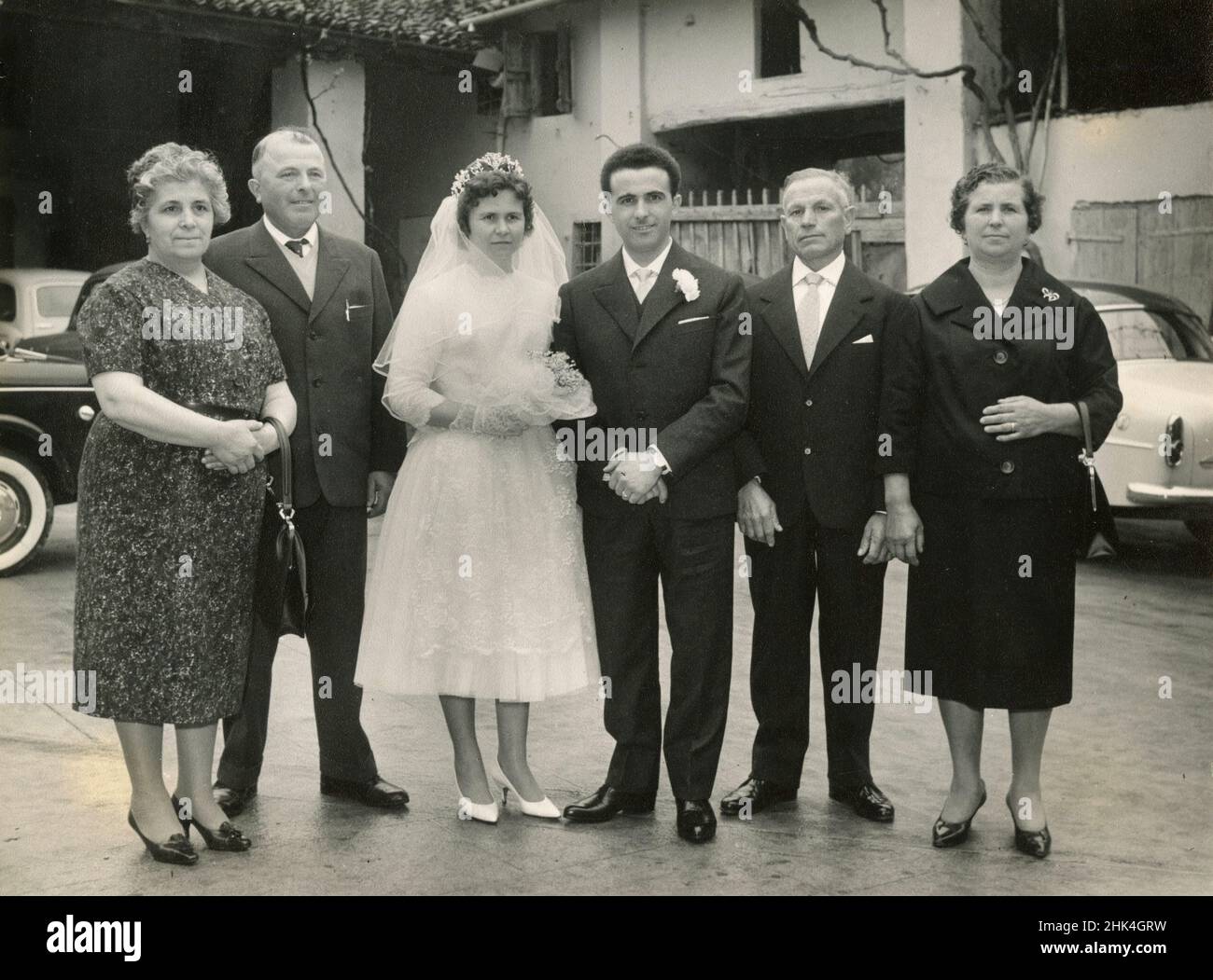 Hochzeit in Italien am 1950s: Die Braut kommt mit dem Auto in die Kirche Stockfoto