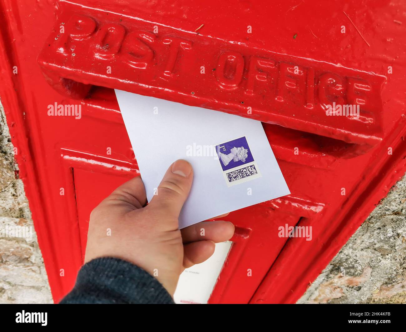 Torquay, Großbritannien. 02nd. Februar 2022. Posting a 1st class Letter with the New QR Code Stamps from the Royal Mail, released 2nd Feb 2022 in the UK. Kredit: Thomas Faull/Alamy Live Nachrichten Stockfoto