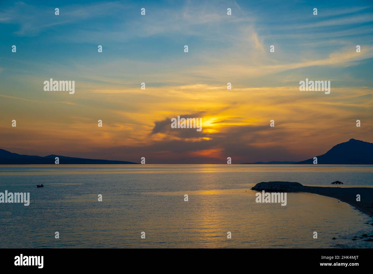 Farbenfroher Sonnenuntergang über dem ruhigen Meer Stockfoto