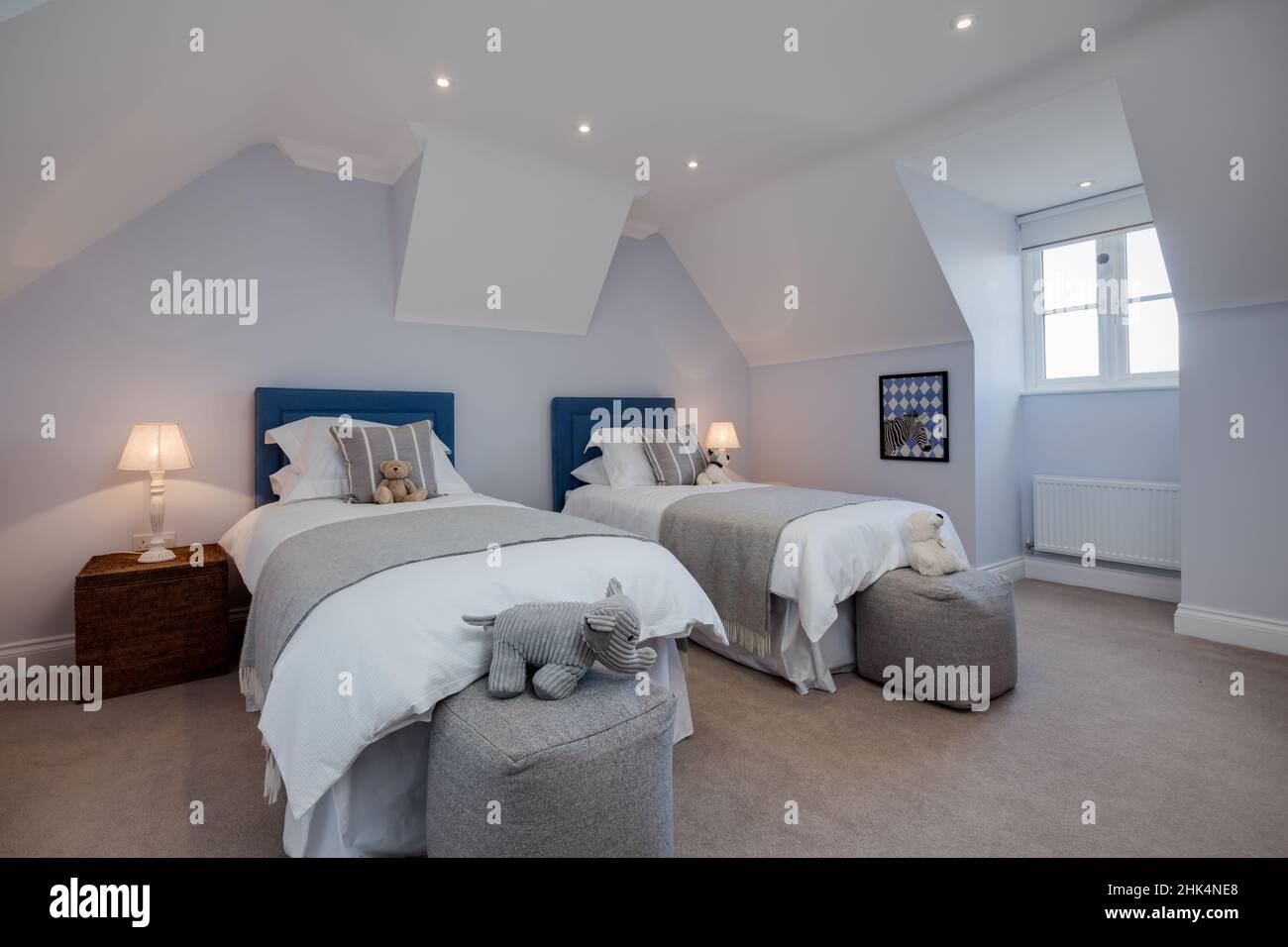Alconbury Weald, Cambridgeshire - Oktober 17 2016: Modernes, stilvolles Schlafzimmer mit Twin-Betten in einem eleganten Zuhause Stockfoto