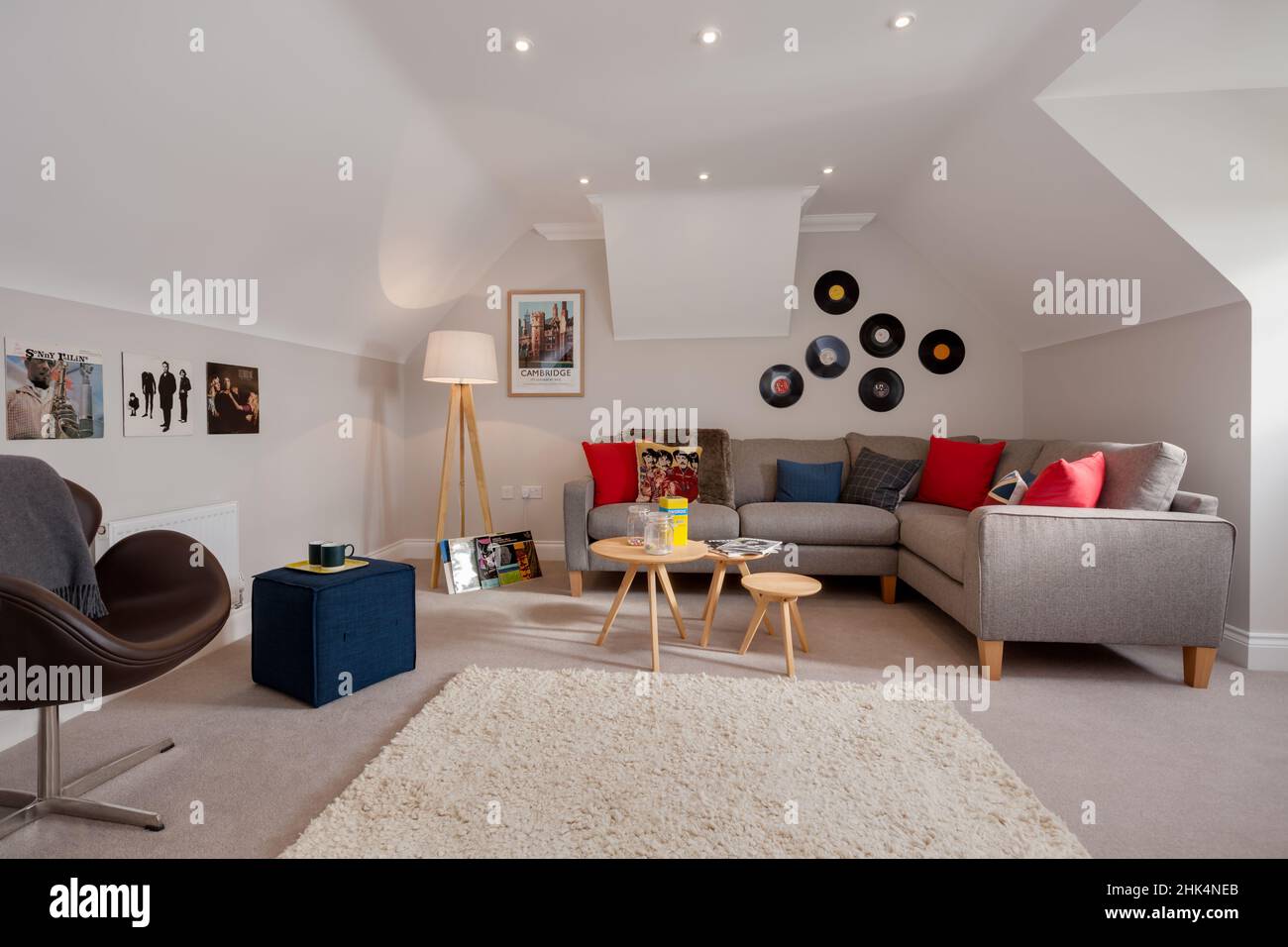 Alconbury Weald, Cambridgeshire - Oktober 17 2016: Modernes stilvolles Haus Wohnzimmer im Dachgeschoss Raum des Luxus-Hauses mit Stühlen und Sofa Stockfoto