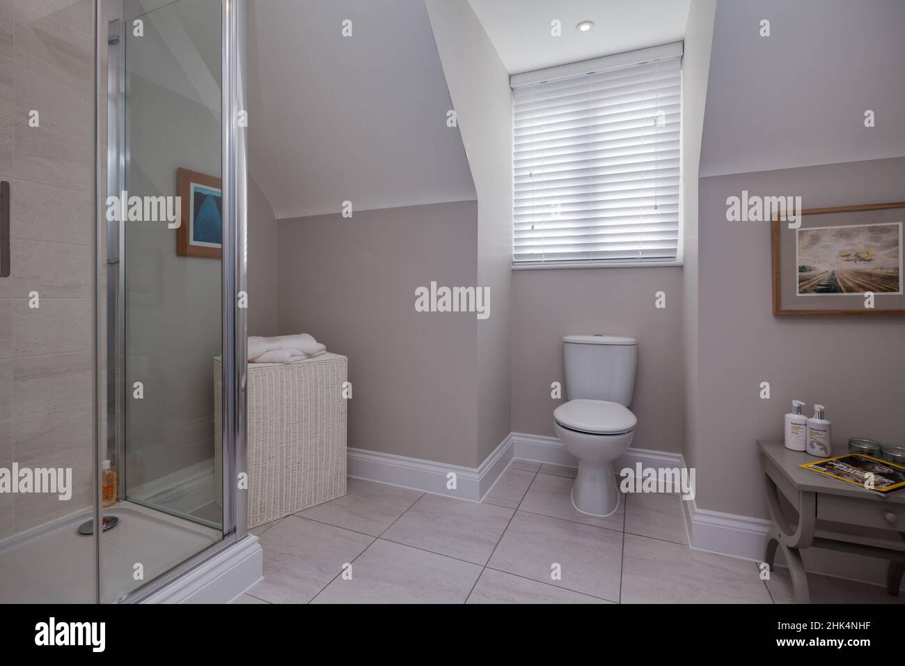 Alconbury Weald, Cambridgeshire - Oktober 17 2016: Modernes, stilvolles Duschbad mit teilweise gefliesten Wänden und WC-wc. Stockfoto