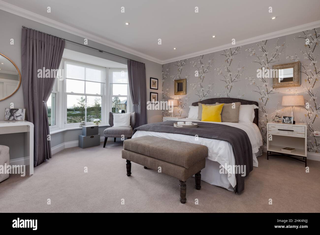 Alconbury Weald, Cambridgeshire - Oktober 17 2016: Modernes, stilvolles Schlafzimmer mit luxuriösen Möbeln und Stoffen in begehrenswertem neuen Zuhause Stockfoto