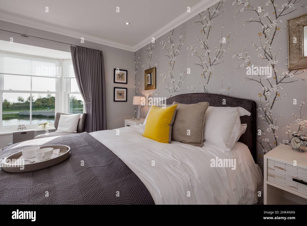 Alconbury Weald, Cambridgeshire - Oktober 17 2016: Modernes, stilvolles Schlafzimmer in einem eleganten Zuhause Stockfoto
