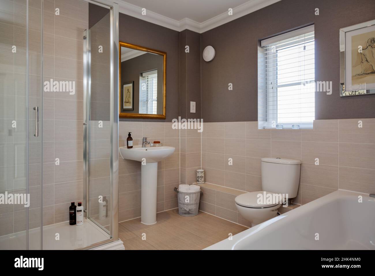 Alconbury Weald, Cambridgeshire - Oktober 17 2016: Modernes, stilvolles Bad und Duschbad mit teilweise gefliesten Wänden Stockfoto